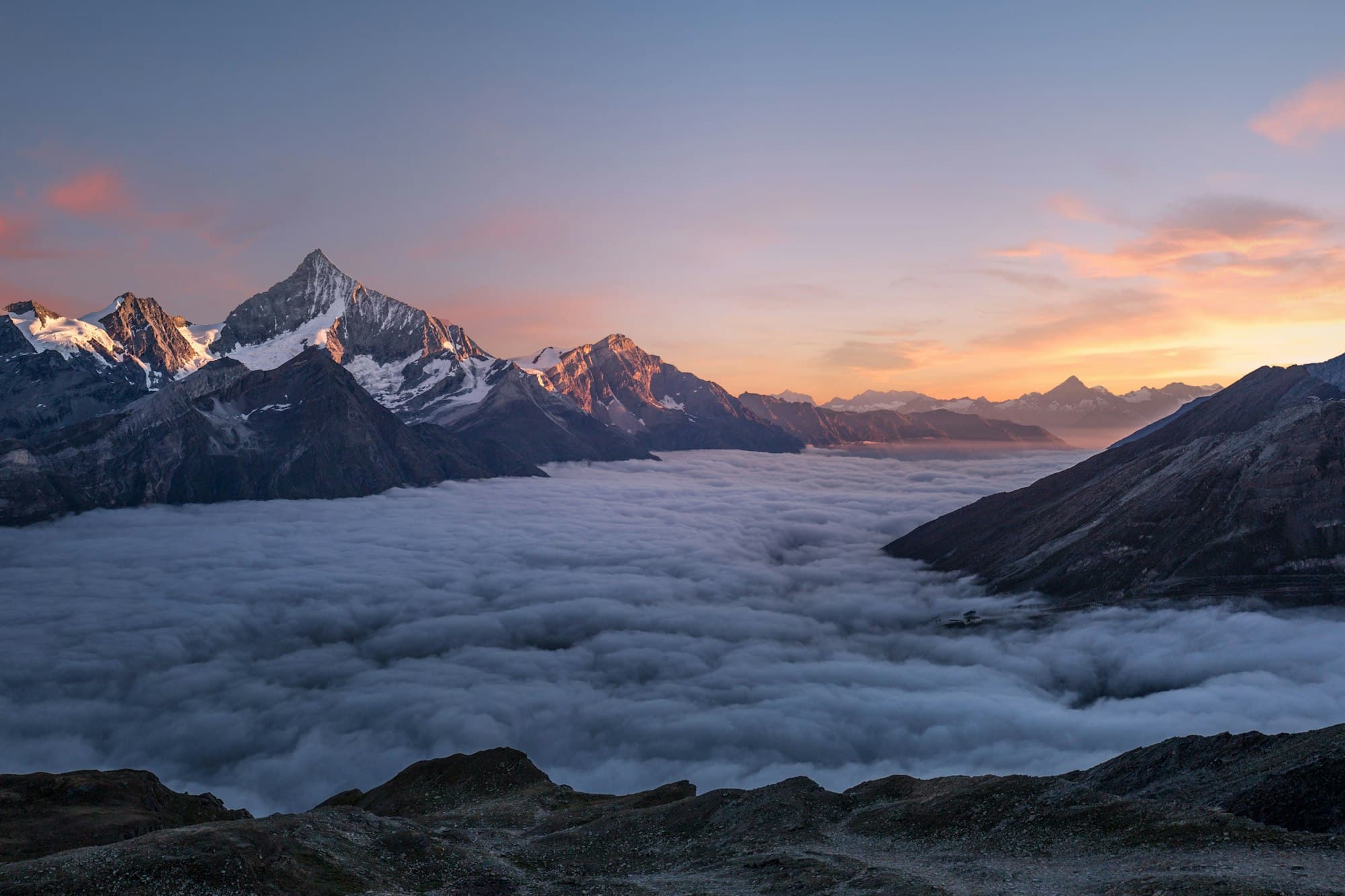 Bergpanorama über dem Nebelmeer